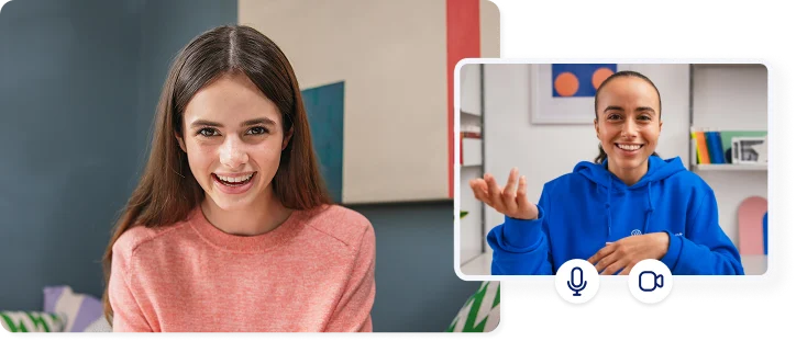 Uno studente che si gode la sua lezione online con il suo tutor