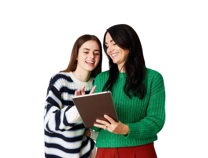 Due studenti che imparano insieme con un tablet