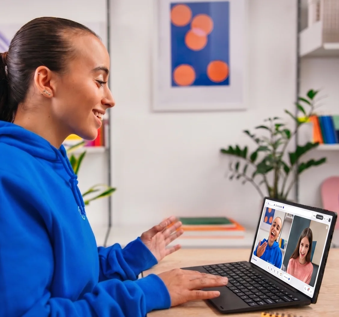 Un tutor GoStudent che tiene una lezione online